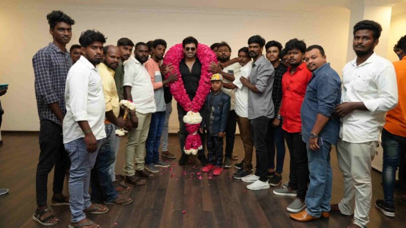 ரசிகர்மன்ற நிர்வாகிகளை சந்திப்பின் போது தனது ரசிகருக்கு இன்ப அதிர்ச்சி அளித்த நடிகர் அருண் விஜய்.