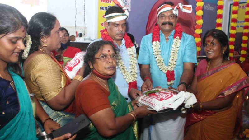 சாய்பாபா சன்னதியில் சுமங்கலிப் பெண்களுக்கு வஸ்திரம் வழங்கிய நடிகர் ஸ்ரீராம்.