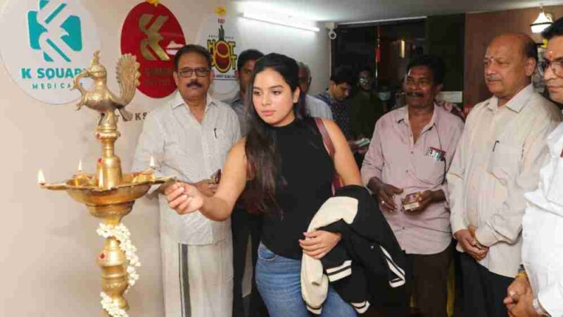 புதிய ஹோட்டலை குத்து விளக்கேற்றி துவக்கி வைத்த நடிகை தான்யா ஹோப்!