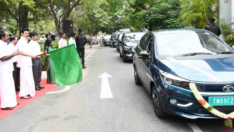 ரூ.3.42 கோடி மதிப்பீட்டிலான 25 மின் வாகனங்களை தமிழ்நாடு மாசு கட்டுப்பாடு வாரிய அலுவலர்களின் பயன் பாட்டிற்காக முதலமைச்சர் வழங்கினார்!