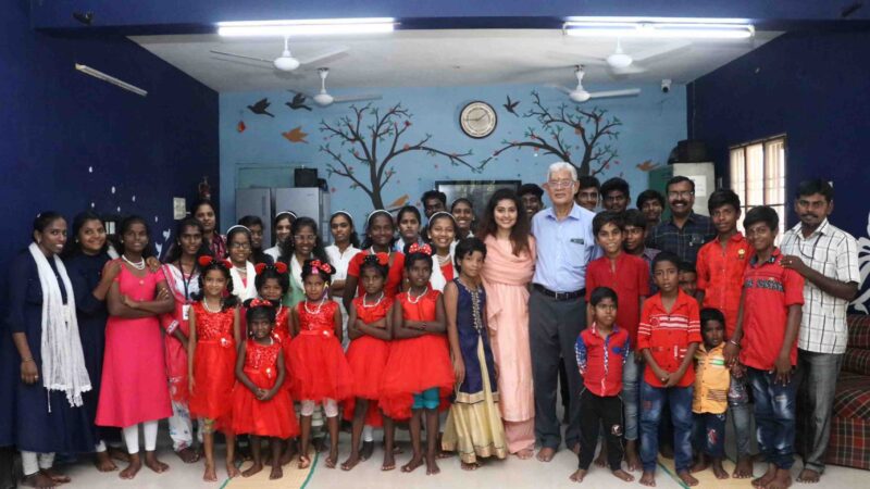 தனது தந்தையின் பிறந்தநாளை சிறப்பு குழந்தைகளுடன் கொண்டாடிய நடிகை சினேகா!!!
