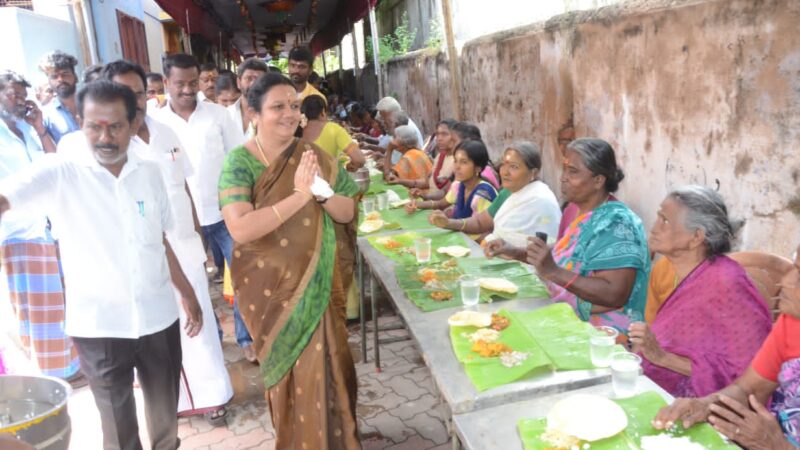 பத்ரகாளியம்மன் கோவில்  விழாவில் அன்னதானத்தை மேயர் இந்திராணி தொடங்கி வைத்தார்.