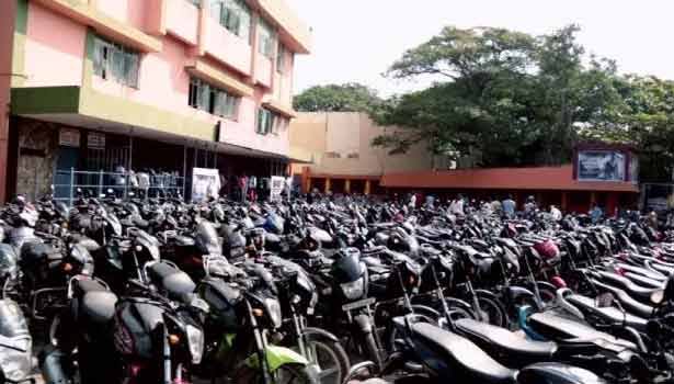 திரையரங்குகளில் பார்க்கிங் கட்டணத்தை மறு நிர்ணயம் செய்ய வேண்டும்; தஅரசுக்கு ஐகோர்ட் உத்தரவு!