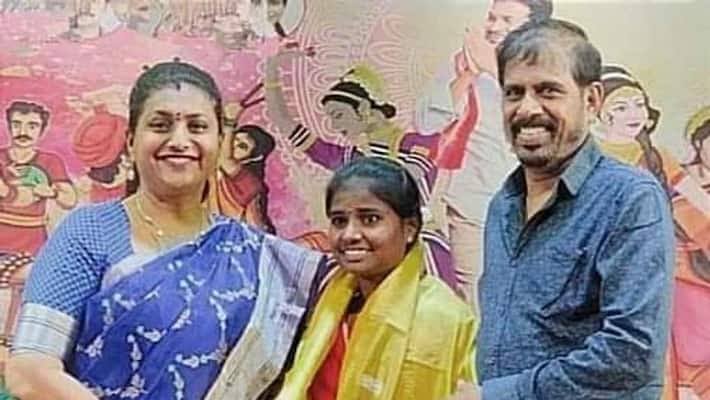 தாய் தந்தையை இழந்த பெண்ணை தத்தெடுத்த மருத்துவ கனவை நிஜமாக்கிய நடிகை ரோஜா செல்வமணி குவியும் வாழ்த்து.!!