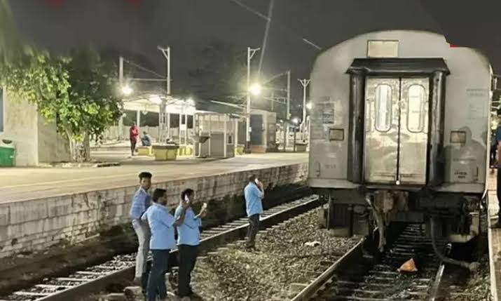 சேரன் எக்ஸ்பிரசில் 16 பெட்டிகள் கழன்று ஓடியது: திருவள்ளூர் ரயில் நிலையத்தில் பரபரப்பு!!
