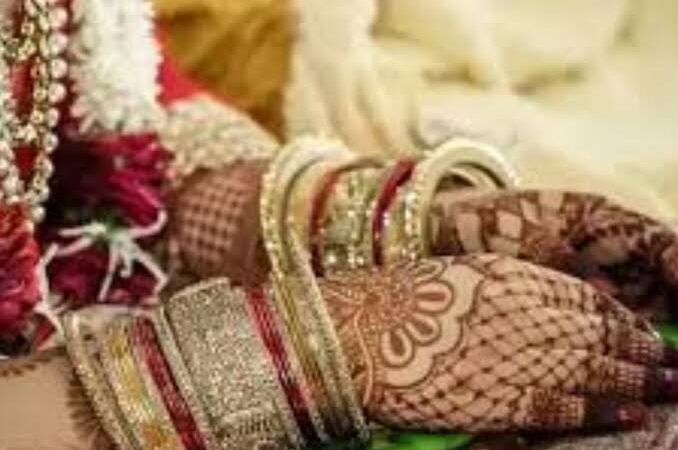 திருமணத்தன்று மணமகள் புது பட்டுப் புடவையில் தூக்கு போட்டு தற்கொலை செய்து கொண்டார்.!