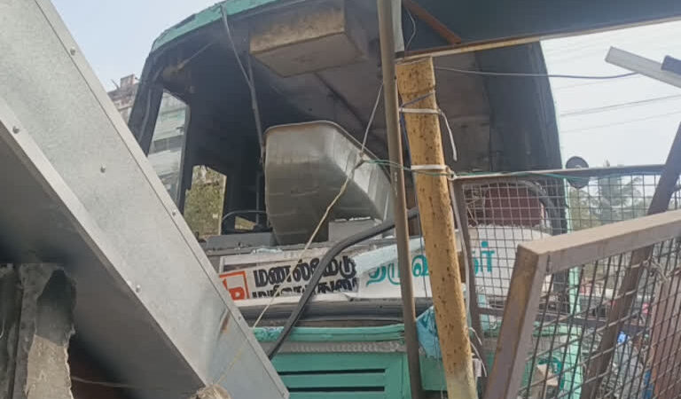 மயிலாடுதுறையில் அரசு பேருந்து ஒன்று ஓட்டுநர் இல்லாமல் திடீரென ஓடி மதில் சுவரில் மோதி விபத்து. பேருந்தில் யாரும் இல்லாததால் உயிர் சேதம் தவிர்க்கப்பட்டது.!!