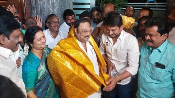 மு.க.அழகிரியை அமைச்சர் உதயநிதி ஸ்டாலின் மரியாதை நிமித்தமான சந்தித்தார்.!