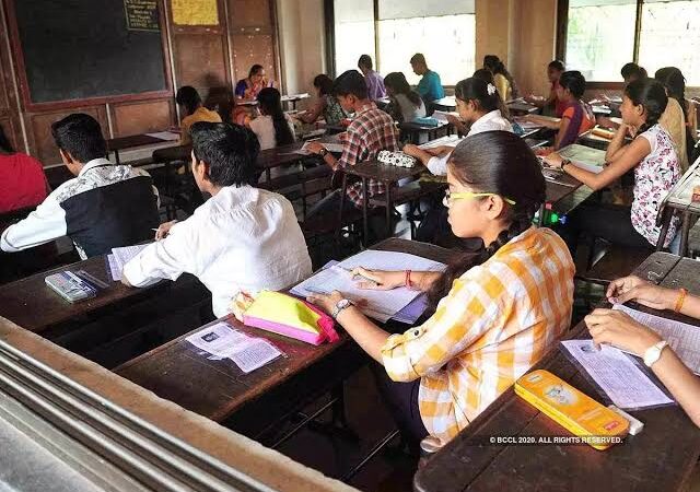 தாய் மொழியில் தேர்வு எழுத அனுமதிக்க வேண்டும்: யுஜிசி அறிவுறுத்தல்.