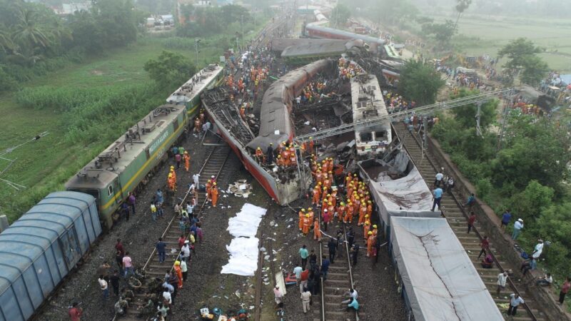 ஹவுரா எக்ஸ்பிரஸ், சென்னை கோரமண்டல் எக்ஸ்பிரஸ், சரக்கு ரெயில் அடுத்தடுத்து மோதி கோர விபத்து 233 பேர் பலி 900 பேர் காயம்- விபத்து நடந்தது எப்படி?