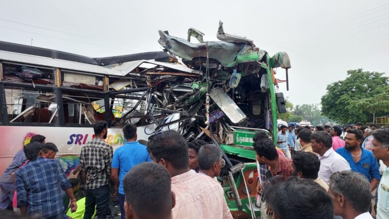 பட்டாம்பாக்கம் என்ற இடத்தில் இரண்டு தனியார் பேருந்துகள் மோதி விபத்து 4 பேர் உயிரிழப்பு; 80 பேர் படுகாயம்.
