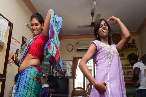 சென்னை வளசரவாக்கம் மற்றும் மடிப்பாக்கம் பகுதிகளில் குடும்ப விபசார தொழிலில் தள்ளிய  தரகர் கைது செய்யப்பட்டார்.